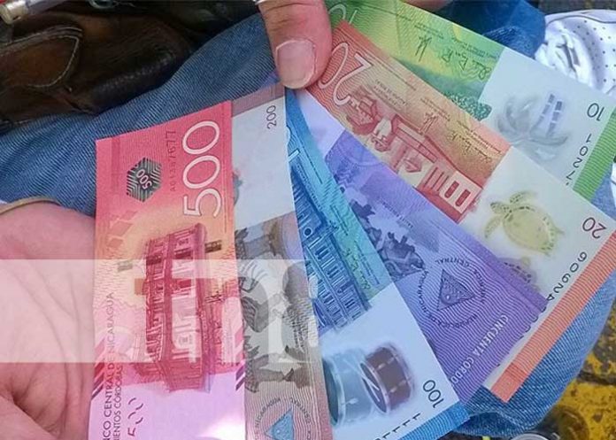 dinero-en-nicaragua-01 Fajo con distintos billetes del dinero en Nicaragua