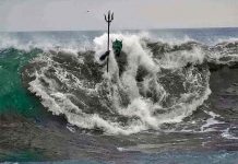 ¡De impacto! Ola gigante muestra el rostro del Dios del mar (video) Dios del mar sobre las aguas haciendo su aparición