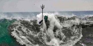 Dios del mar sobre las aguas haciendo su aparición