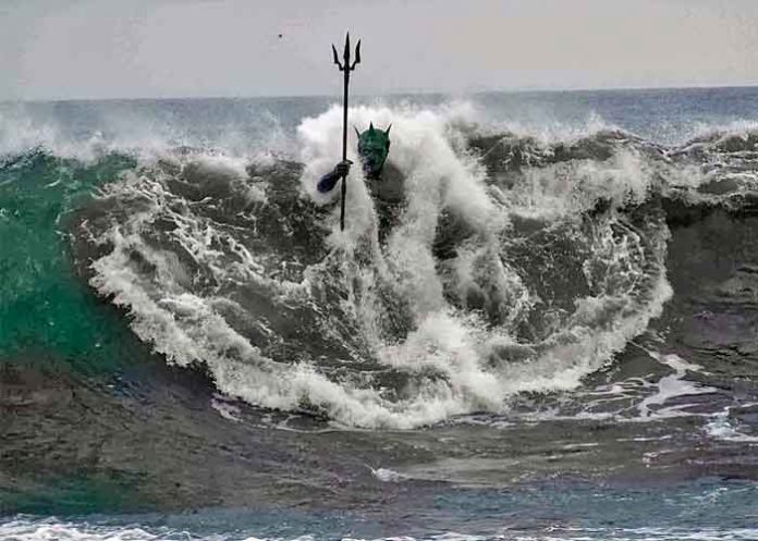 dios-del-mar- Dios del mar sobre las aguas haciendo su aparición