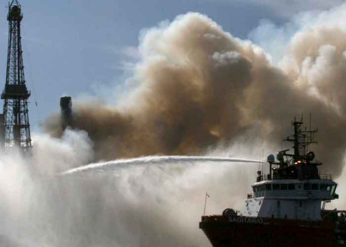 mexico, explosion, incendio, ducto marino, petroleo,