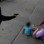 Hombre enmascarado dispara a un hombre con niños