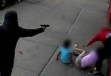 ¡Escalofriante!: Enmascarado disparó a plena luz del día en Nueva York Hombre enmascarado dispara a un hombre con niños