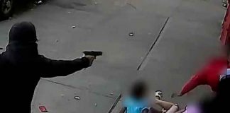 Hombre enmascarado dispara a un hombre con niños