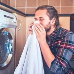 Sorprende a gringo en la «hueledera» morbosa de su vecina Hombre oliendo ropa