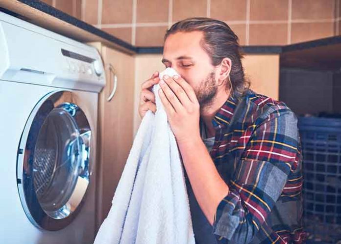 eeuu9 Hombre oliendo ropa