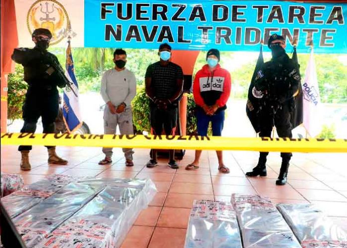 Policía salvadoreña presenta a delincuentes con drogas incautada