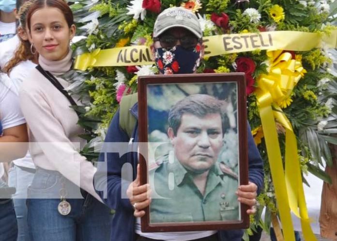 Ofrenda floral para el Comandante 
