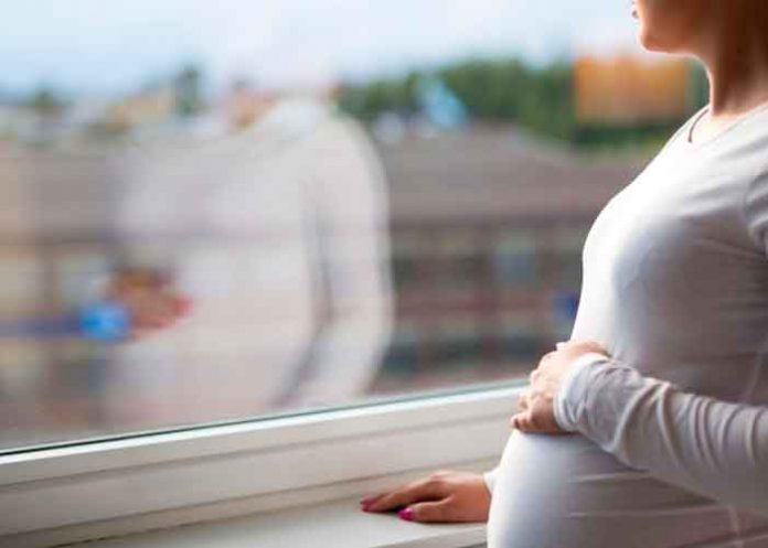 Tiktoker finge embarazo para llevar maleta extra en el avión