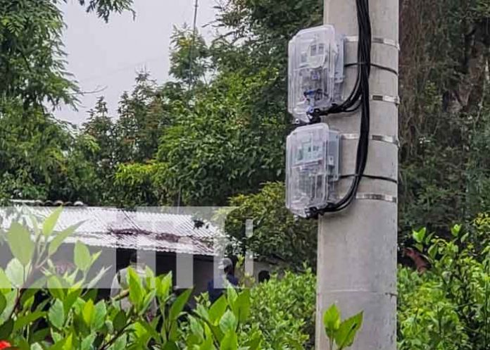 Postes de energía eléctrica por proyecto de electrificación en Loma Chata