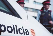 Patrulla policial de España con agentes