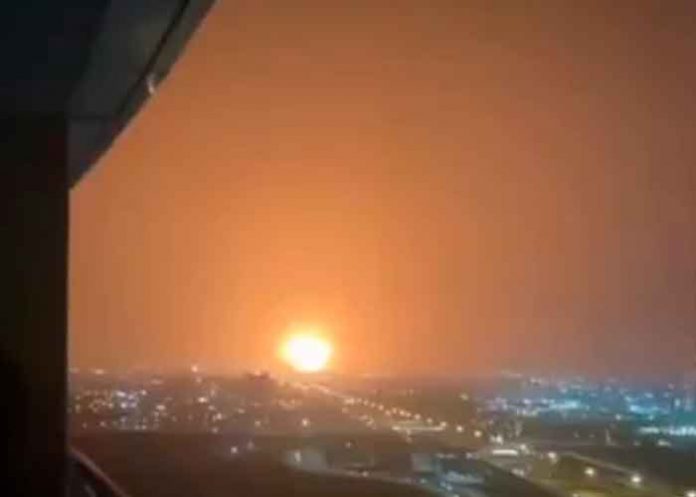 explosion dubai, explosion, incendio, puerto, contenedor, bomberos,