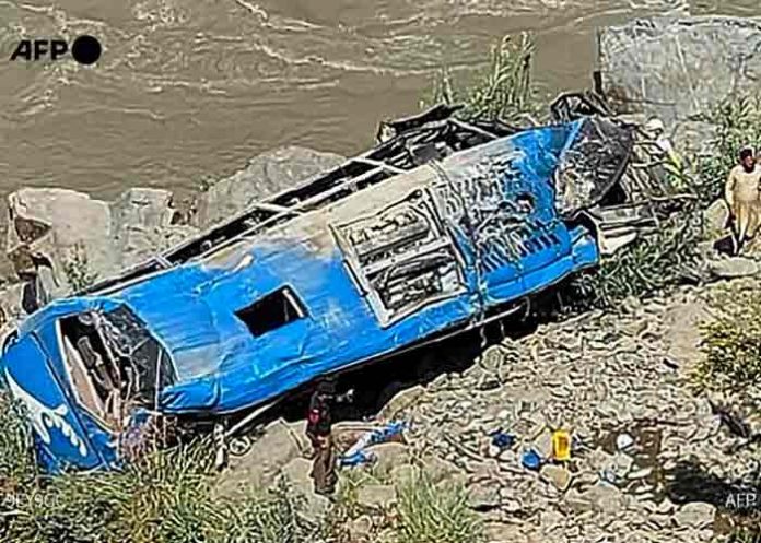 Explosión de autobús deja al menos 12 muertos en Pakistán