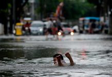 Miles de personas abandonan sus hogares por las inundaciones en Filipinas