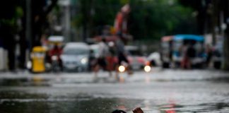 Miles de personas abandonan sus hogares por las inundaciones en Filipinas