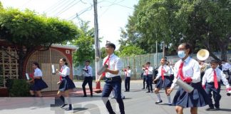 Gimnasia rítmica y banda en colegio de Managua