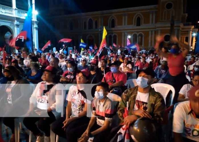 grana1 Foto:Granadinos se desbordaron para conmemorar el 42/19/TN8