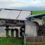 Vivos de milagro pasajeros de camión tras volcarse en Malacatoya Foto: Vivos de milagro pasajeros de camión tras volcarse en Malacatoya/TN8