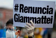 Cientos de guatemaltecos piden la renuncia de su presidente Manifestante pidiendo la renuncia del presidente de Guatemala