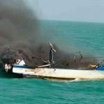 Foto: Rescatan a ocho tripulantes de barco consumido por incendio en Honduras/Cortesía