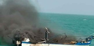 Foto: Rescatan a ocho tripulantes de barco consumido por incendio en Honduras/Cortesía