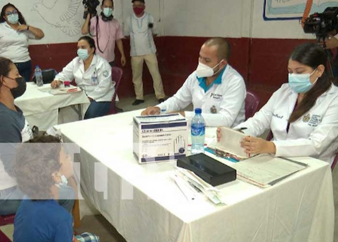 Feria de Mi Hospital En Mi Comunidad en un barrio de Managua