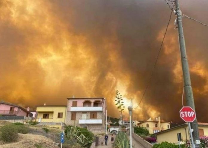 Foto: Evacúan a más de 1500 personas por incendio en Cerdeña, Italia / AA
