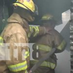 Bomberos controlan incendio en el barrio Bóer, Managua