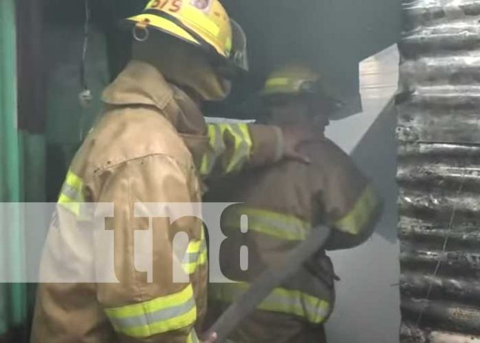 Bomberos controlan incendio en el barrio Bóer, Managua