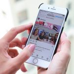 Una persona interactúa en un celular en la red social Instagram / FOTO / AFP
