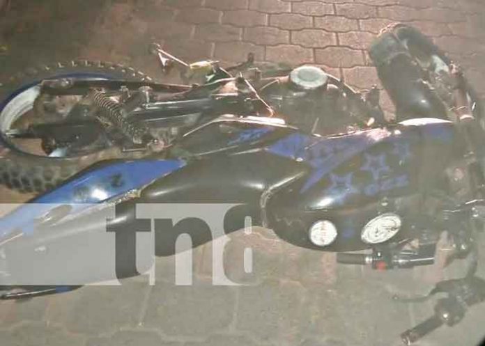 termina lesionado al perder el control de su motocicleta en Jalapa