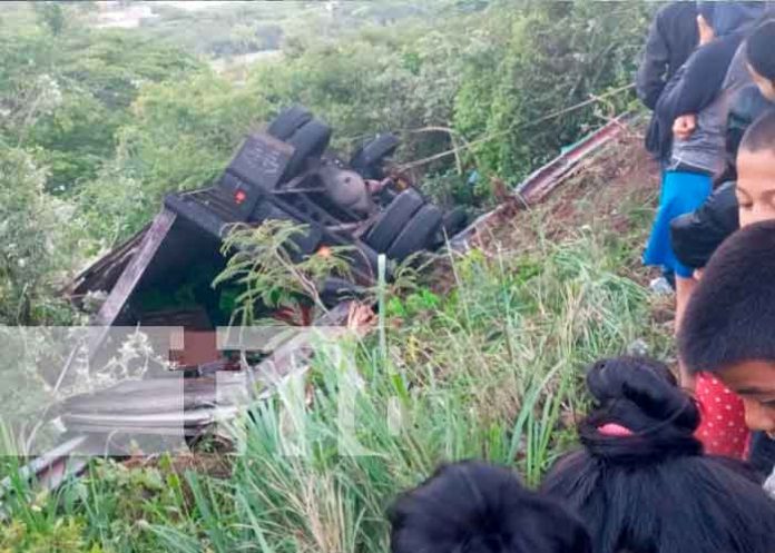 Accidente deja como resultado 2 personas lesionadas.