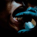 ¡De locos! Diseñadora incrusta dientes de personas muertas en sus joyas ¡De locos! Diseñadora incrusta dientes de personas muertas en sus joyas