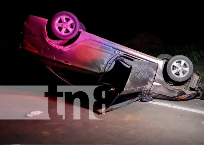 Foto: Conducir ebrio provoca vuelco de carro en la pista a Sabana Grande/TN8