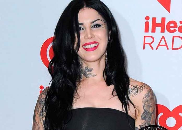 Estilo bien ”dark”, este es el jardín de flores negras de Kat Von D