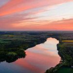 Desechos pesqueros tiñen de rosa laguna de la Patagonia argentina
