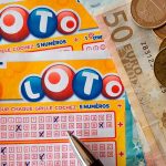 Imagen de un billete y enumeraciones de la lotería / FOTO / Pixabay