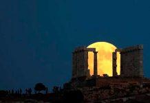 VIDEO: La gran “luna del ciervo” ilumina el templo de Poseidón VIDEO: La gran “luna del ciervo” ilumina el templo de Poseidón