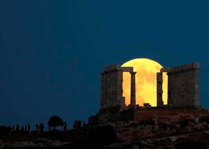 VIDEO: La gran “luna del ciervo” ilumina el templo de Poseidón