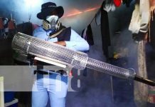 Barrio Domitila Lugo en permanentes esfuerzos de lucha antiepidémica Fumigación en casas del barrio Domitila Lugo, Managua