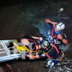 Saludar a una vecina casi le cuesta la vida a un joven en Managua Momento cuando el joven estaba siendo rescatado del cauce en Managua / FOTO / TN8
