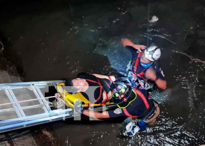 managua,-rescate,-1 Momento cuando el joven estaba siendo rescatado del cauce en Managua / FOTO / TN8