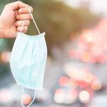 Así es el vestido de novia con más de mil mascarillas recicladas (FOTO)