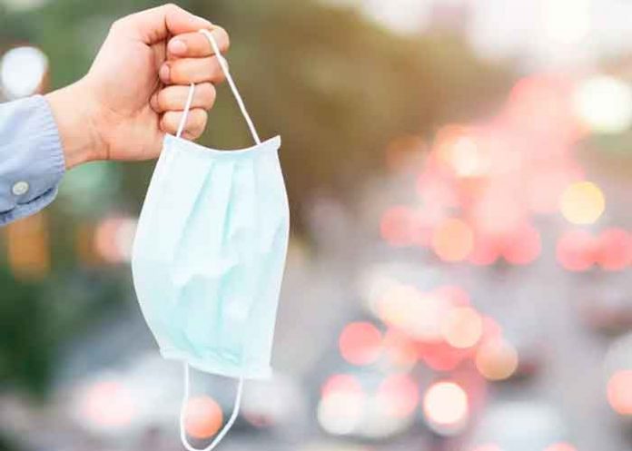 mascarillas-recicladas- Así es el vestido de novia con más de mil mascarillas recicladas (FOTO)