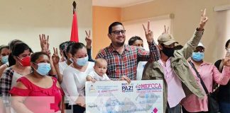 Acto de desembolso de préstamos solidarios a emprendedores de Managua para que mejoren su economía