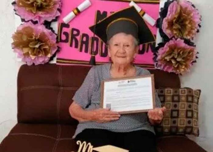 mexico mexico, viral, fotos, graduacion, abuelita, irma acosta gamez,