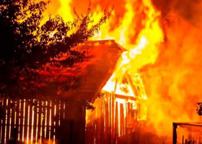 Mujer le pega fuego a su casa porque no le ayudaban con los quehaceres