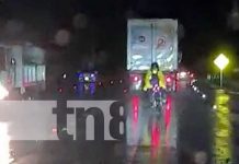 Con lluvia, en la noche y ebrio, motociclista casi se mata en Nicaragua (VIDEO) Motociclista ebrio en medio de la noche y lluvia en Nicaragua