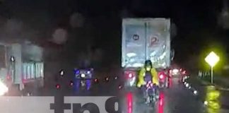 Motociclista ebrio en medio de la noche y lluvia en Nicaragua