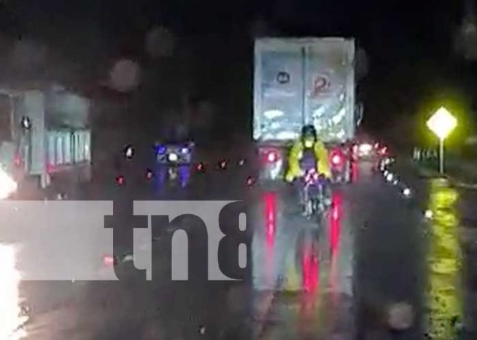 moto-ebrio-lluvia-2 Motociclista ebrio en medio de la noche y lluvia en Nicaragua